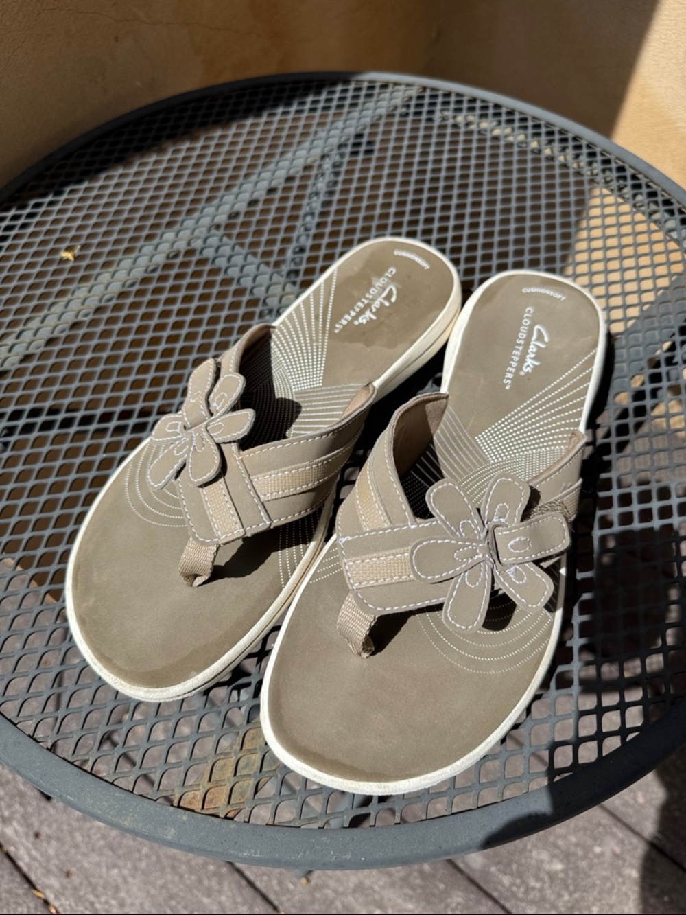 Clarks Cloudstepper Women's Taupe/Beige Flip Flop Sandals - Size 8 - Picture 2 of 9